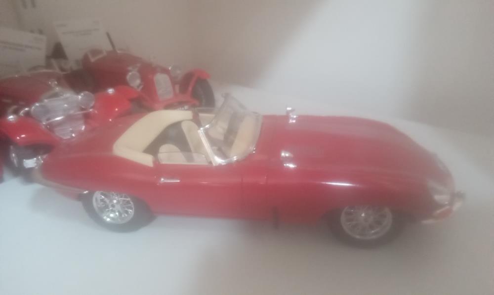 VOITURE JAGUARD E 1961 1:18 BURAGO