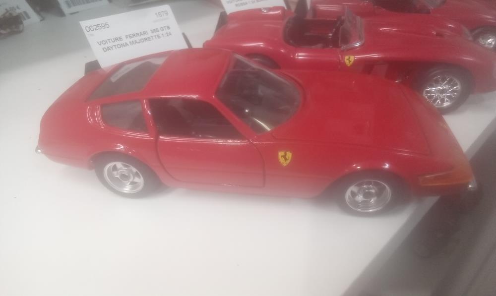 VOITURE  FERRARI  365 GTB DAYTONA MAJORETTE 1:24
