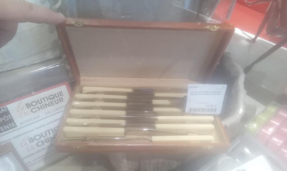 LOT DE COUTEAUX MANCHE BAKELITE ANNEE 50+ECRIN