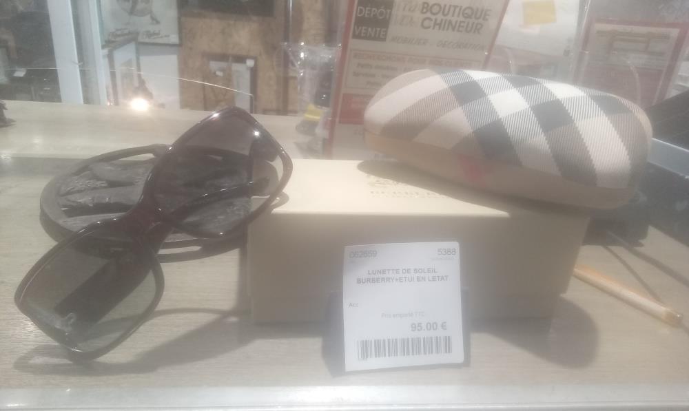 LUNETTE DE SOLEIL BURBERRY+ETUI EN LETAT