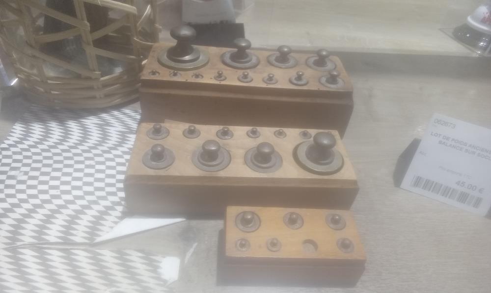 LOT DE POIDS ANCIENS POUR BALANCE SUR SOCLE