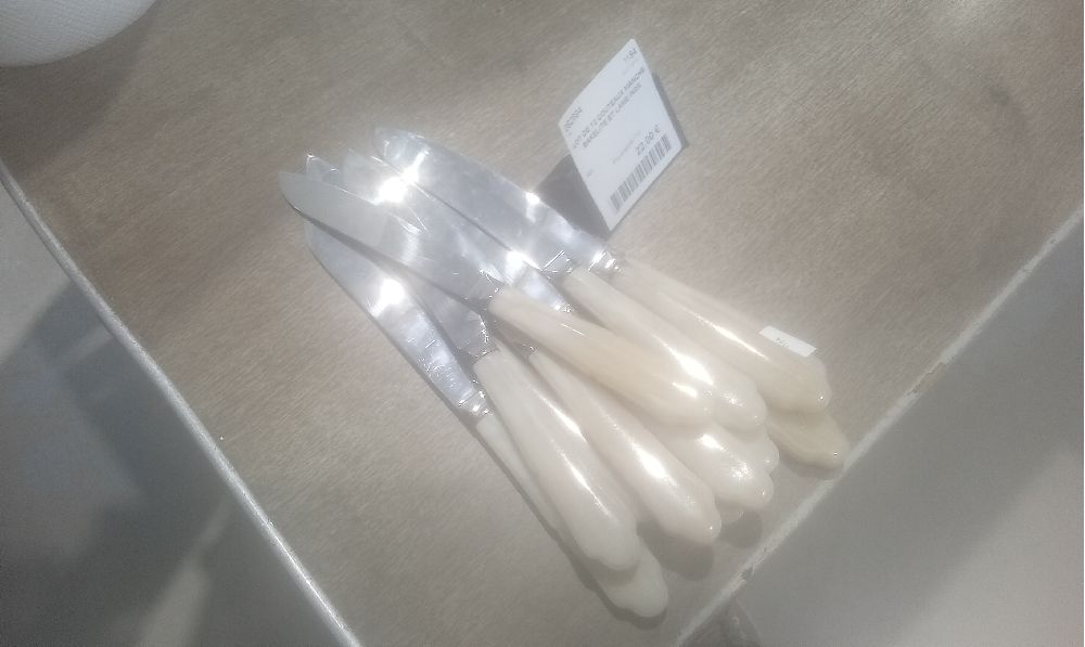 LOT DE 12 COUTEAUX MANCHE BAKELITE ET LAME INOX