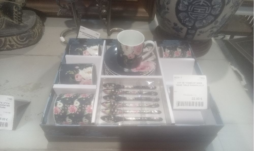 LOT DE TASSES ET SOUS TASSE TABLE PASSION LILLY