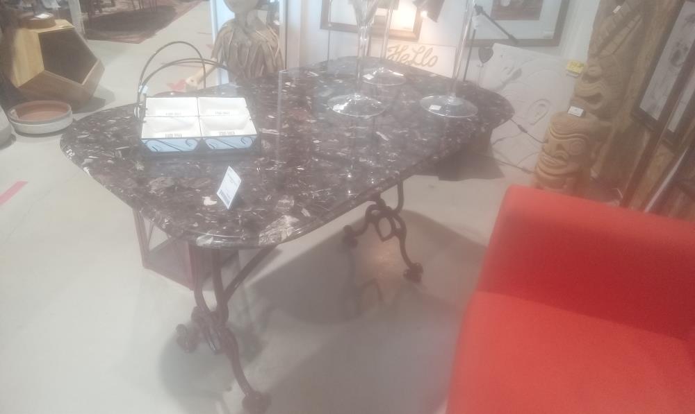 TABLE MARBRE PIED METAL ROUGE