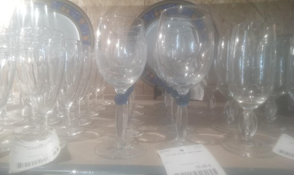 LOT DE 10 VERRES A PIED