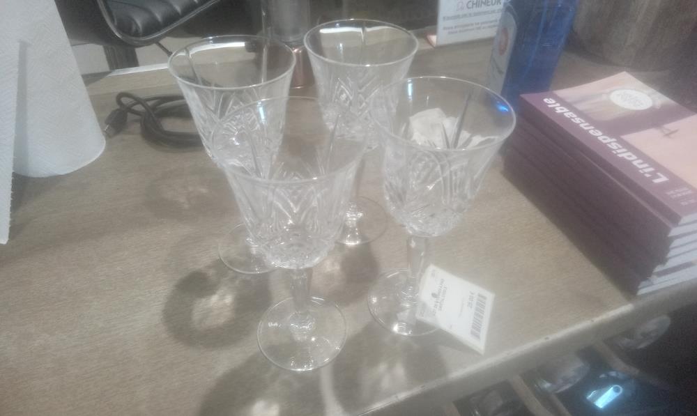 LOT DE 4 VERRES A PIED CRISTAL CISELE