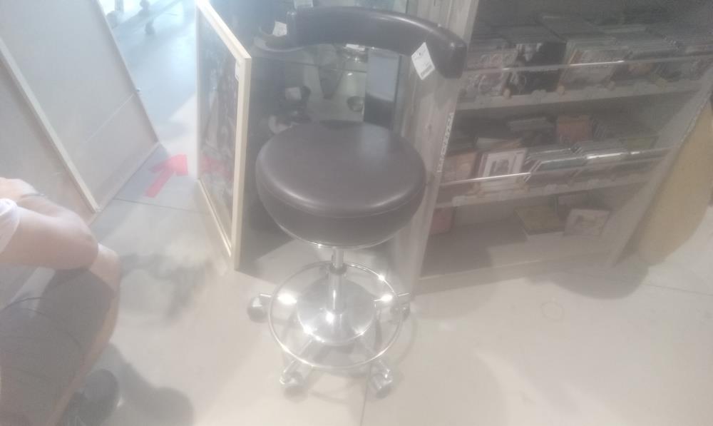 TABOURET LOOK NOIR SUR ROULETTE