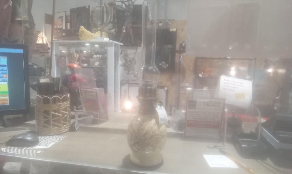 LAMPE A PETROLE CERAMIQUE DECOR FLORAL EN RELEIF