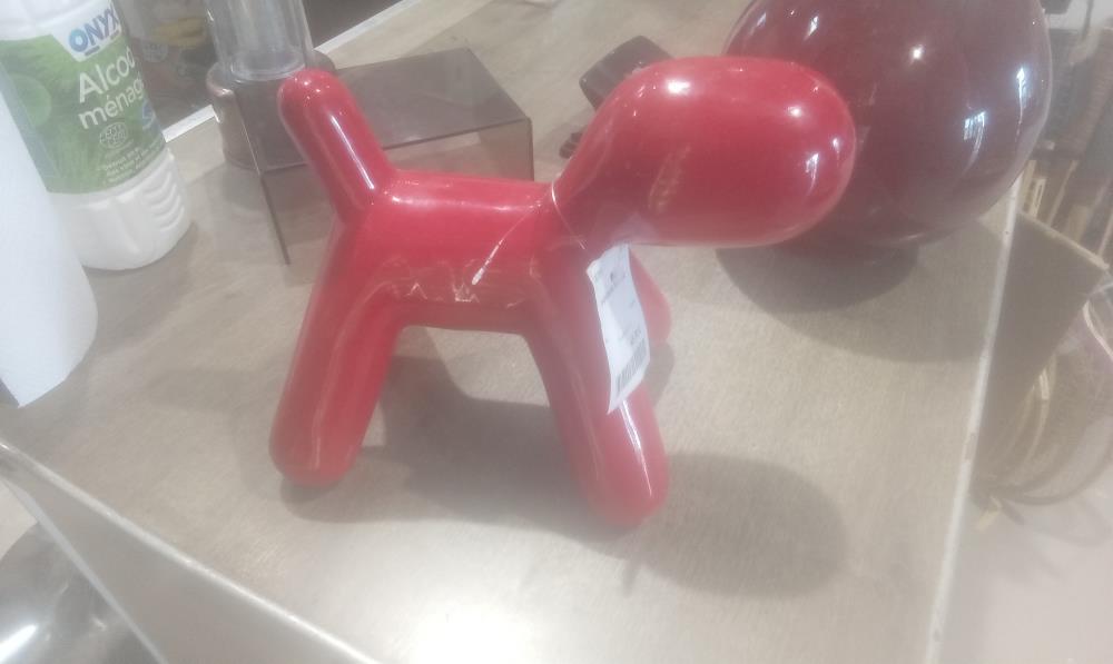 CHIEN ROUGE EN RESINE