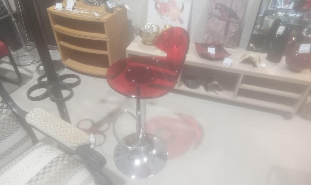 TABOURET ASSISE PLEXI ROUGE ET PIED METAL