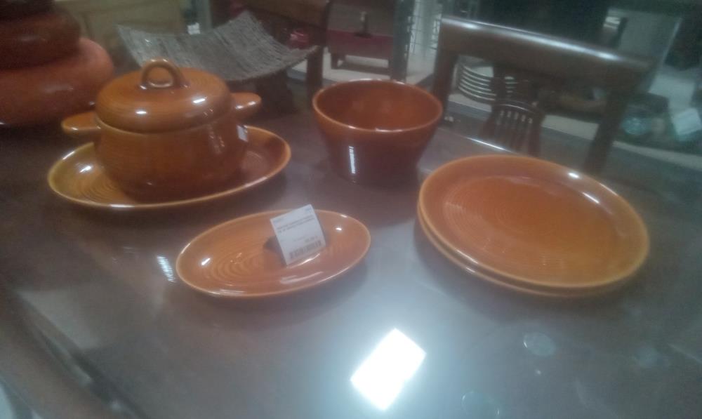 SERVICE VAISSELLE FAIENCE DE  ST AMAND FOND MARRON