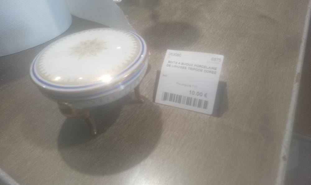 BOITE A BIJOUX PORCELAINE DE LIMOGES TRIPODE DOREE