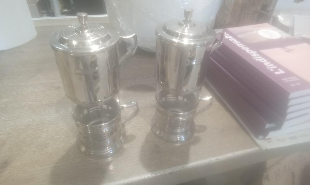PAIRE DE TASSE ET SOUS TASSE A THE INOX ET VERRE