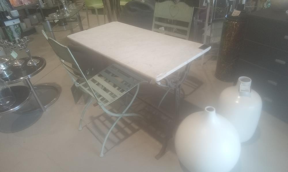 TABLE BISTROT PIED FONTE DECORE+PLATEAU MARBRE EN L'ETAT