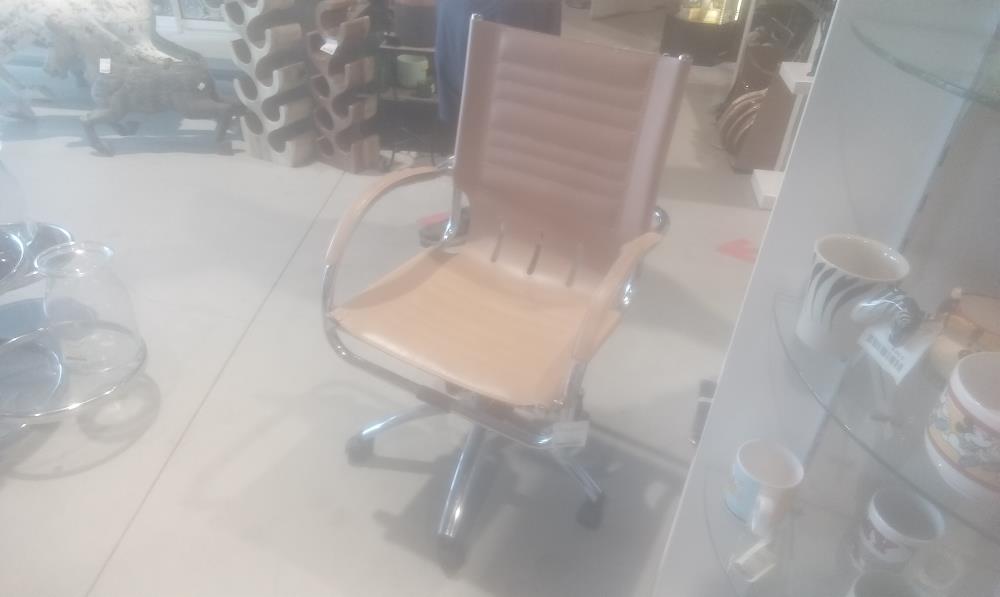 FAUTEUIL DE BURAU CUIR EN L'ETAT SUR ROULETTE