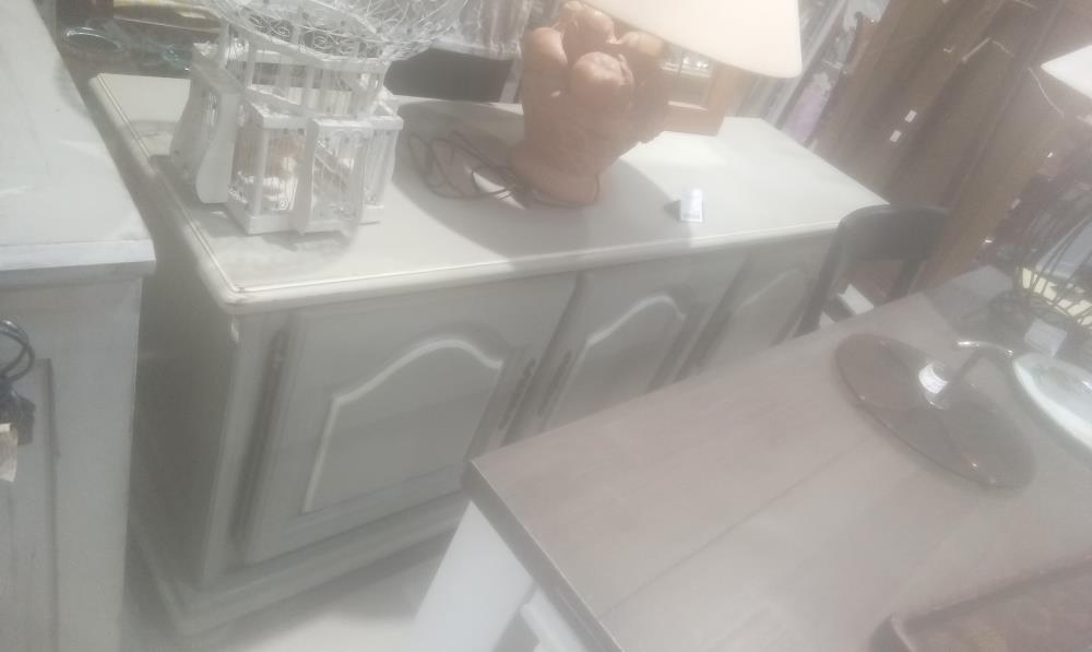 BUFFET BAS 3 PORTES PEINT GRIS EN L'ETAT