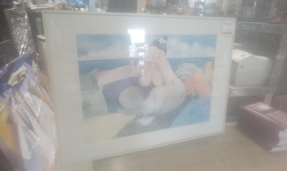 SOUS VERRE  FEMME A LA TASSE DE THE  A LA PLAGE CADRE BLANC