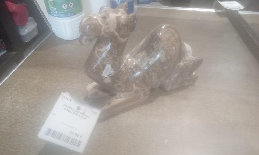 DROMADAIRE EN ONYX OREILLE EN L'ETAT
