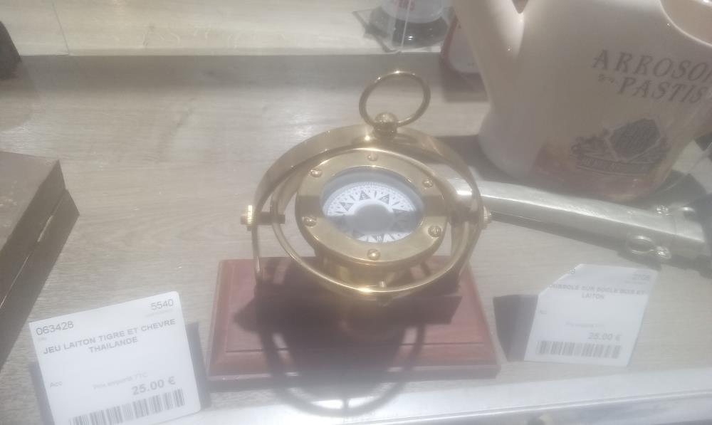 BOUSSOLE SUR SOCLE BOIS ET LAITON