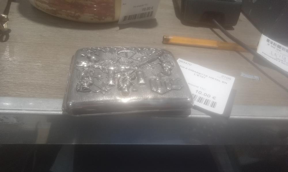 ETUI A CIGARETTE METAL EN L'ETAT