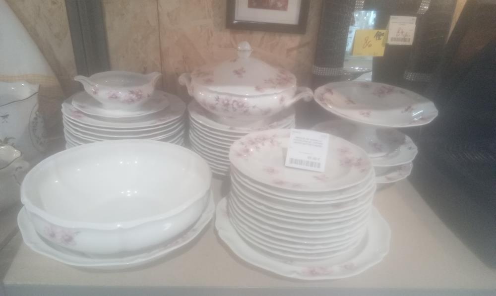 SERVICE DE VAISSELLE PORCELAINE DE LIMOGES DECOR PETITES FLEURS ROSES