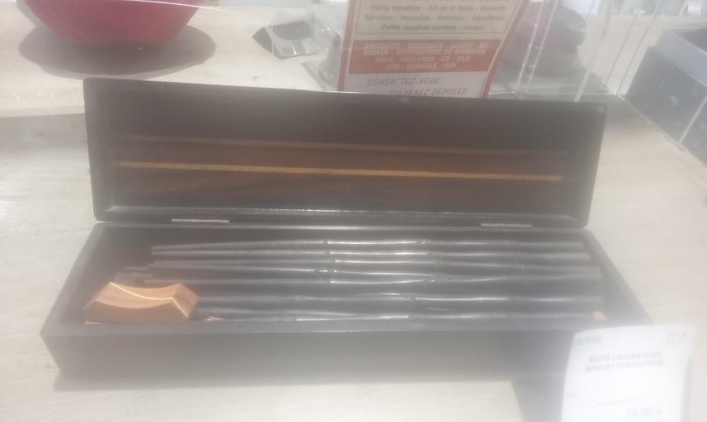 BOITE LAQUEE AVEC BAGUETTE ASIATIQUE