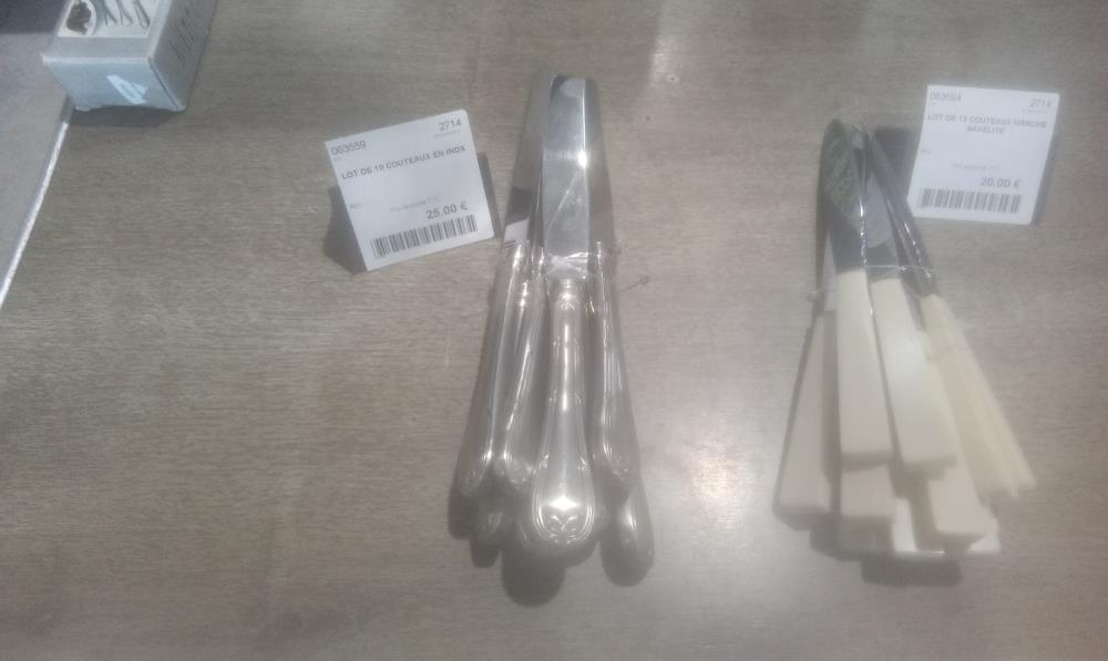 LOT DE 10 COUTEAUX EN INOX