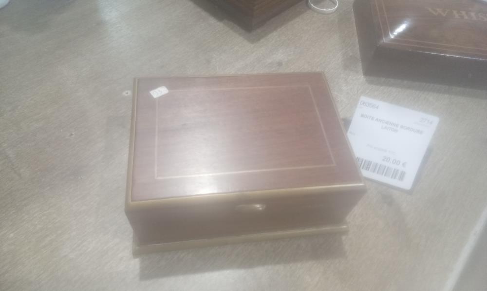 BOITE ANCIENNE BORDURE LAITON