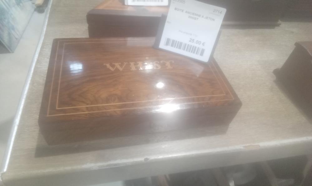 BOITE  ANCIENNE A JETON  WHIST