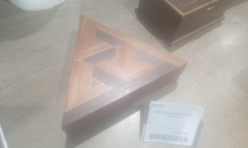 BOITE ANCIENNE FORME TRIANGLE