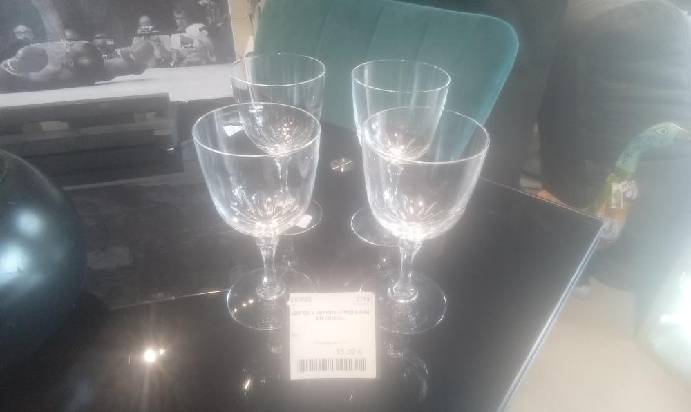 LOT DE 4 VERRES A PIED A EAU EN CRISTAL
