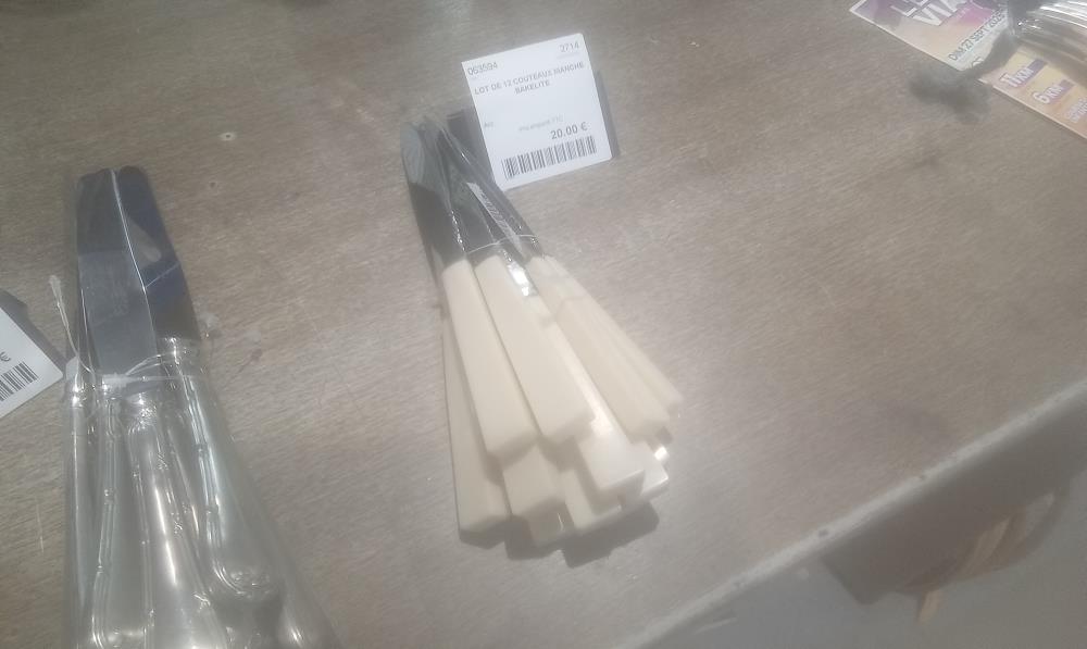LOT DE 12 COUTEAUX MANCHE BAKELITE