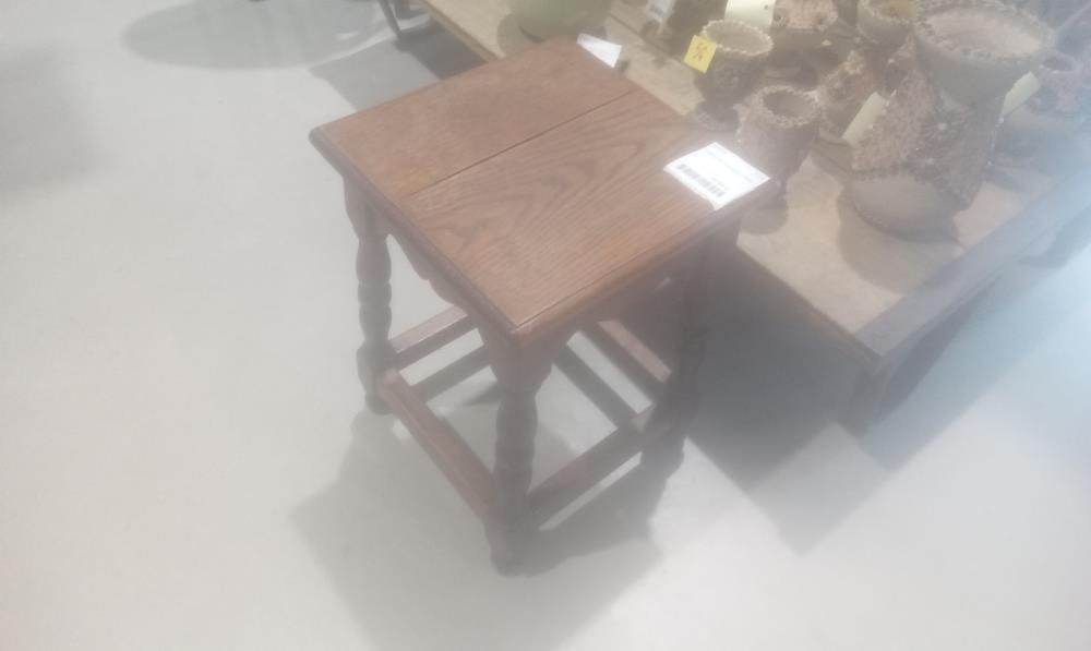 TABOURET RUSTIQUE CHENE