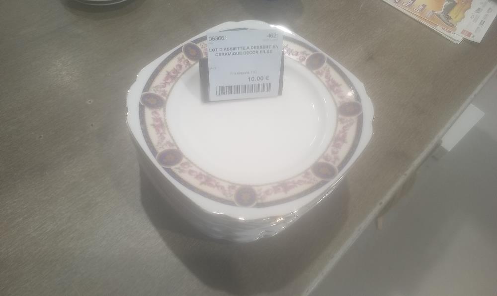 LOT D'ASSIETTE A DESSERT EN CERAMIQUE DECOR FRISE