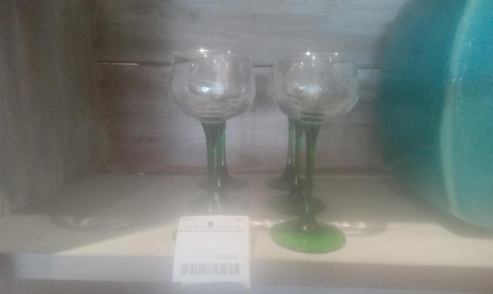 LOT DE VERRE A PIED A VIN BLANC DECOR FRISE DE RAISIN