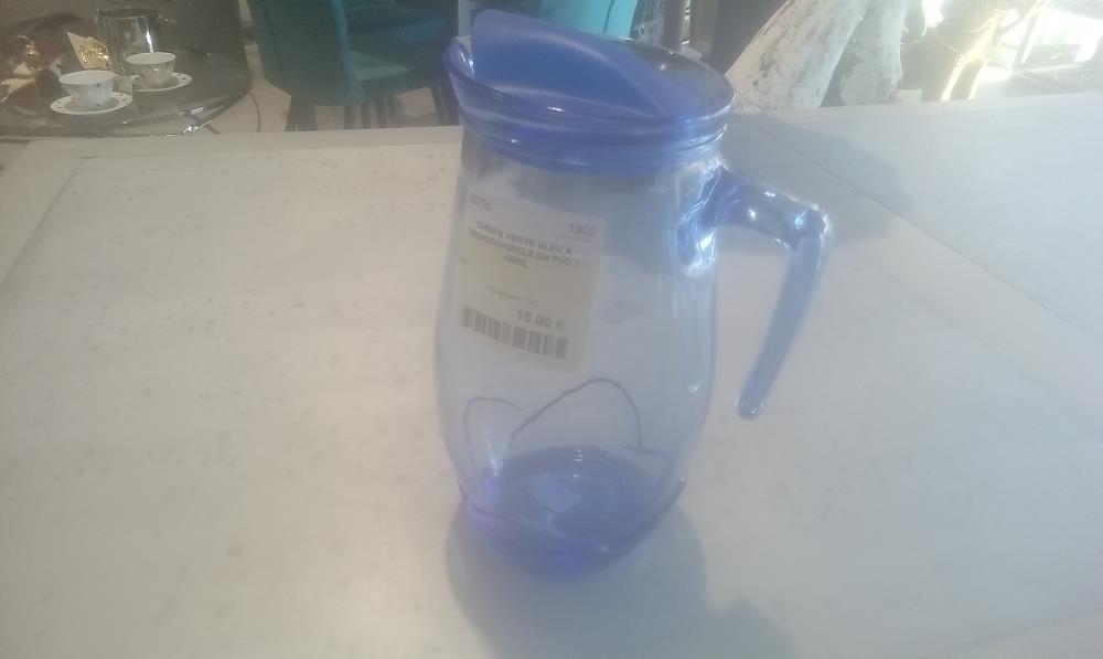CARAFE VERRE BLEU A EAU+COUVERCLE EN PVC 1 ANSE