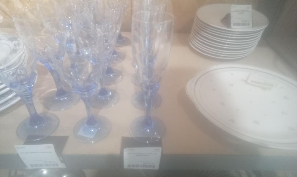 LOT DE VERRES A PIED  EN VERRE BLEU