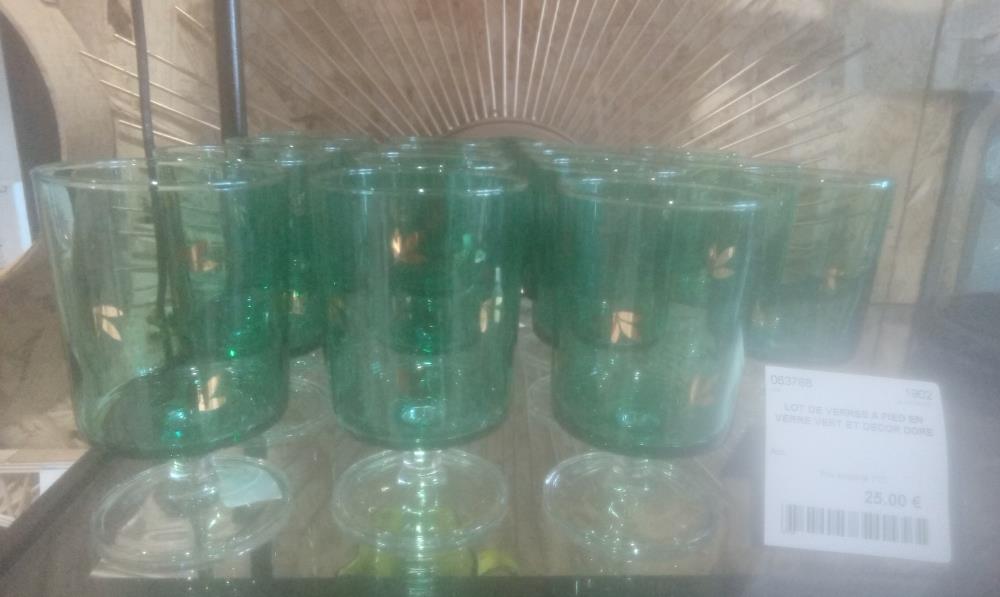 LOT DE VERRES A PIED EN VERRE VERT ET DECOR DORE