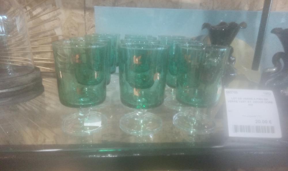 LOT DE VERRE A PIED EN VERRE VERT ET  DECOR DORE PM