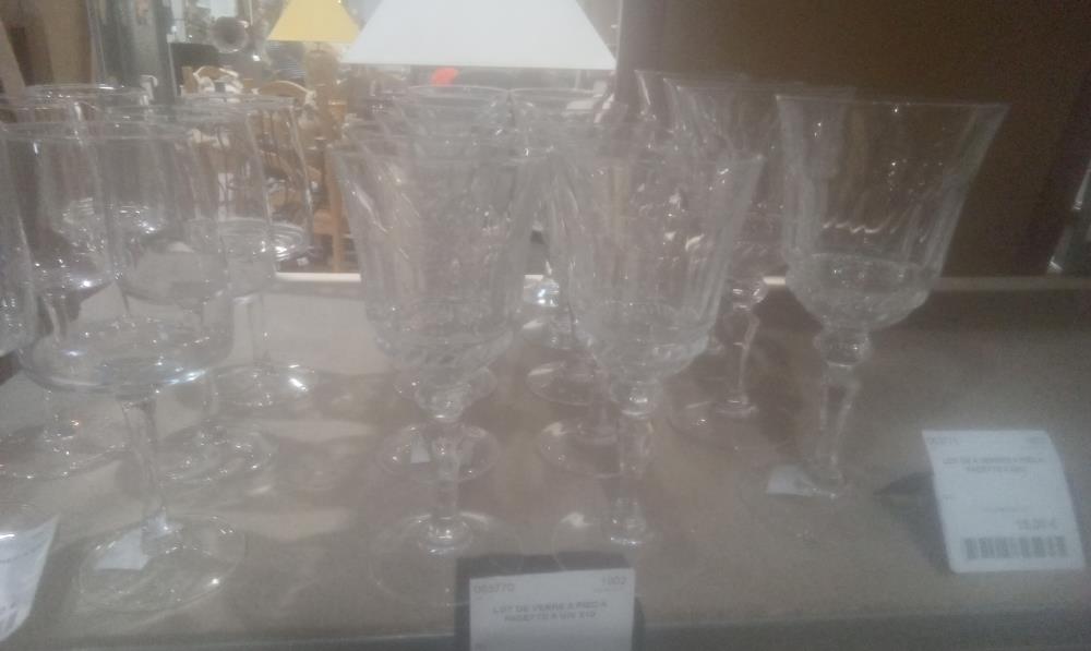 LOT DE VERRE A PIED A FACETTE A VIN X10