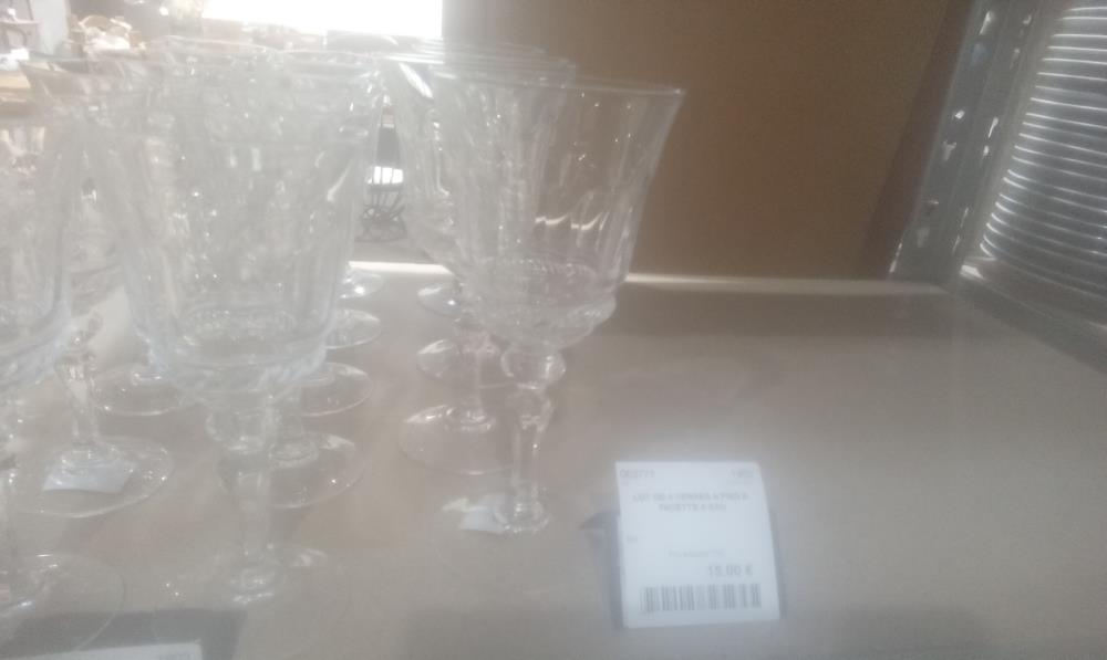 LOT DE 4 VERRES A PIED A FACETTE A EAU