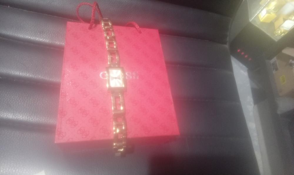 MONTRE FEMME GUESS EN ETAT DE FONCTIONNEMENT