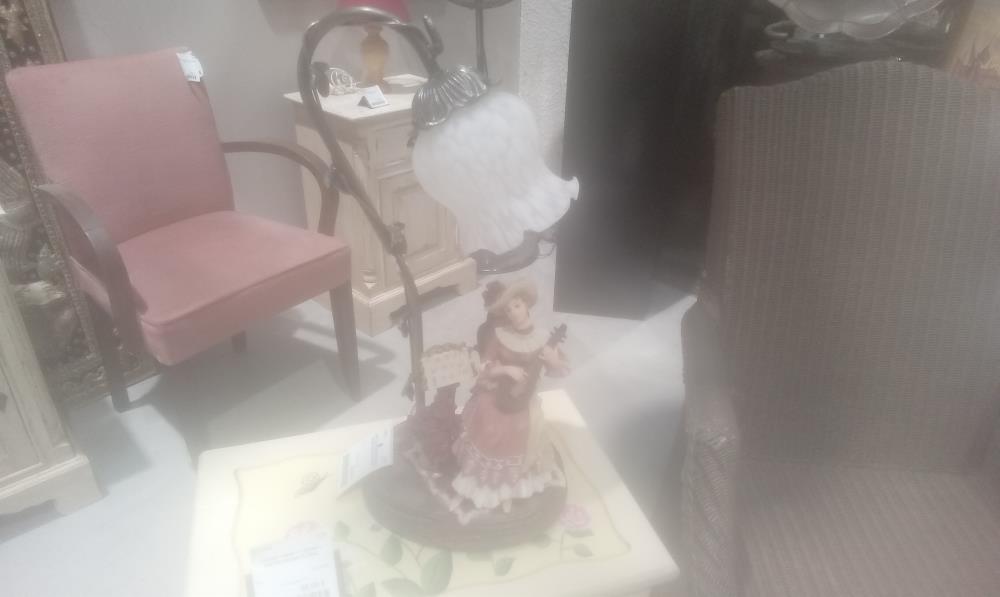 LAMPE ELEGANTE RESINE ET GLOBE VERRE FESTONNE