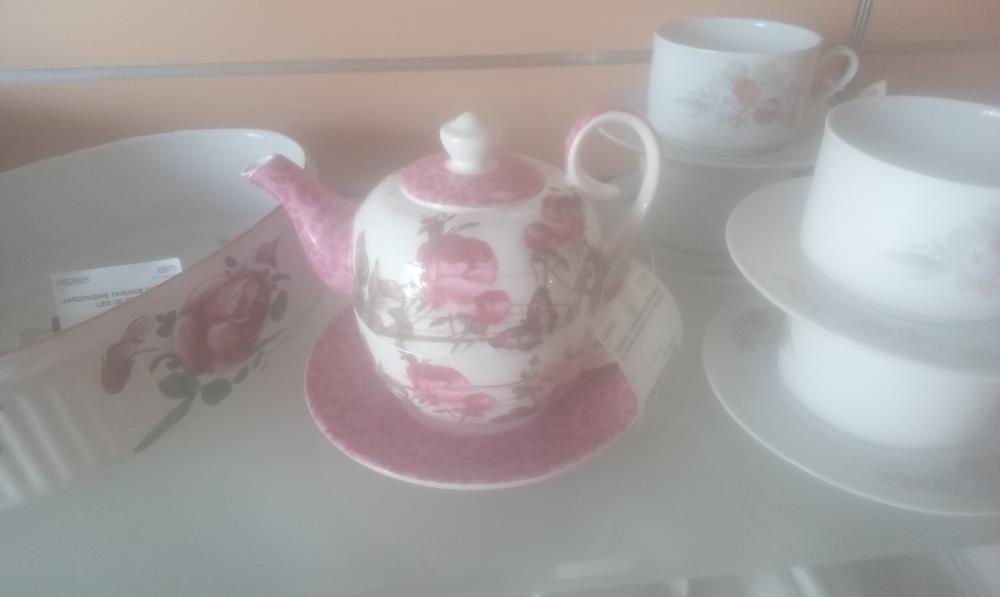 THEIERE CERAMIQUE DECOR A LA ROSE JAMESON ET TAILOR