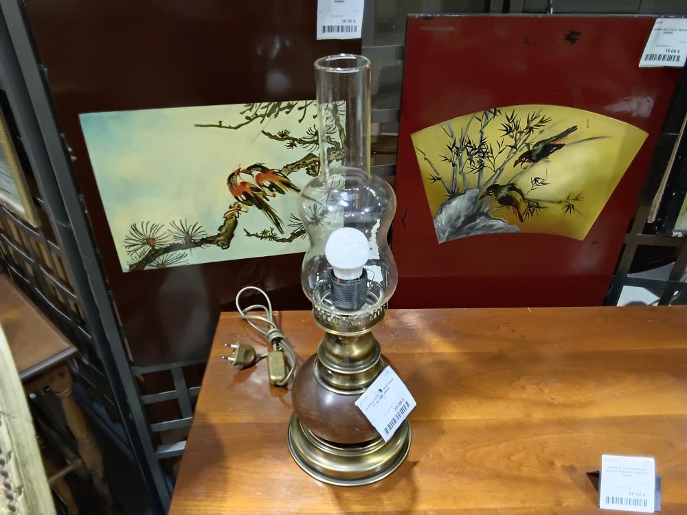 LAMPE A PETROLE RUSTIQUE ET GLOBE VERRE