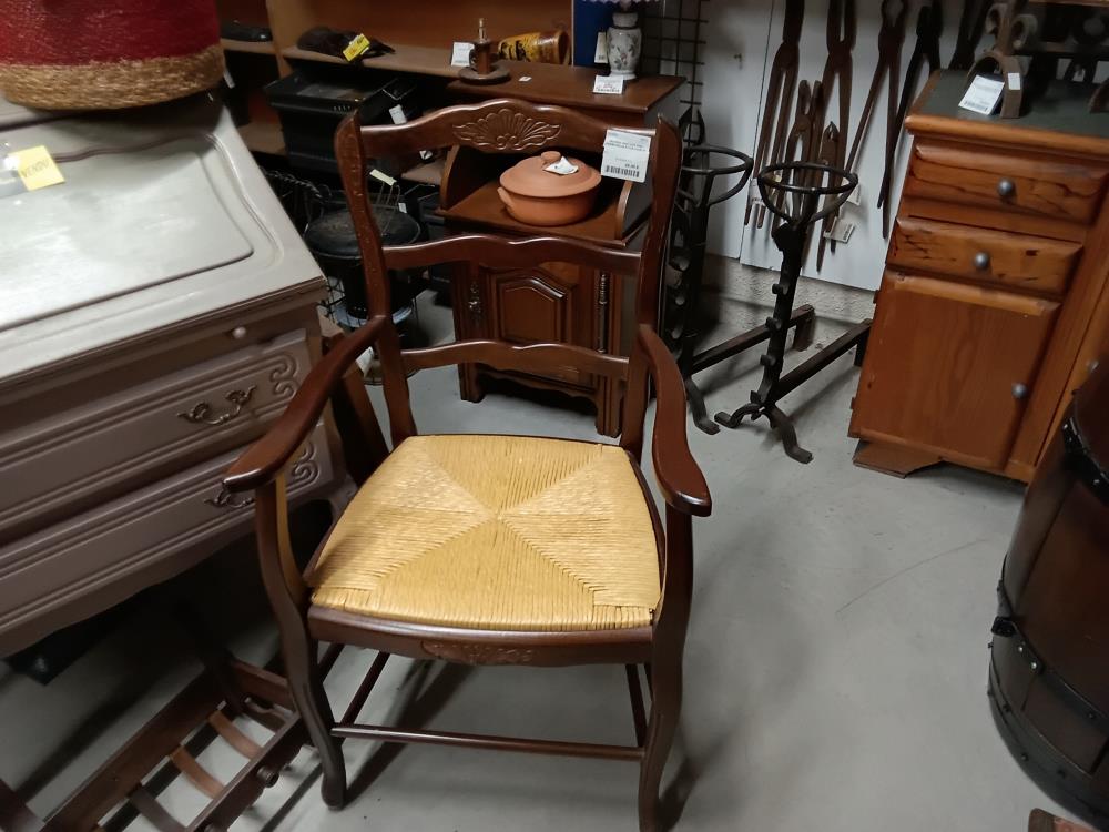 FAUTEUIL RUSTIQUE AVEC ASSISE PAILLE STYLE LOUIS XV