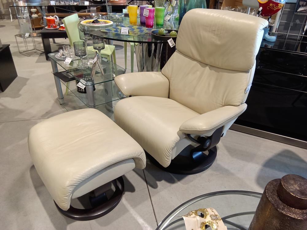 FAUTEUIL CUIR+POUF STRESLESS
