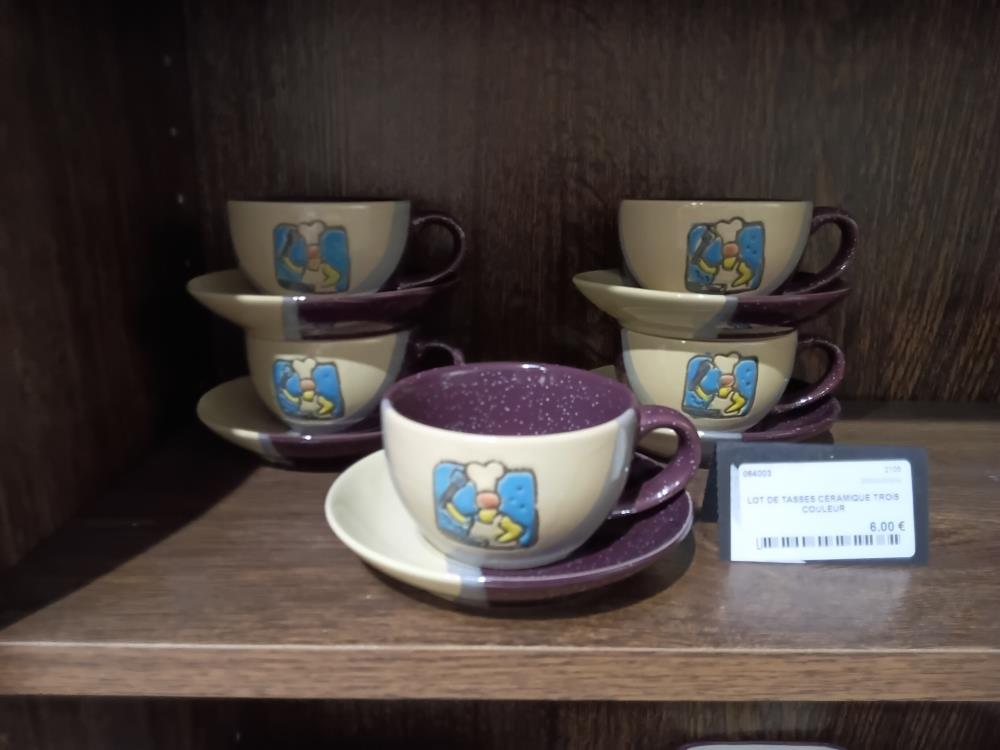 LOT DE TASSES CERAMIQUE TROIS COULEUR