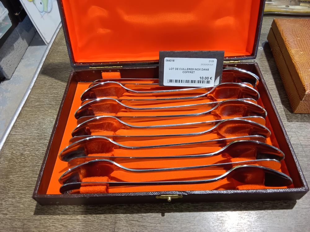 LOT DE CUILLERES INOX DANS COFFRET