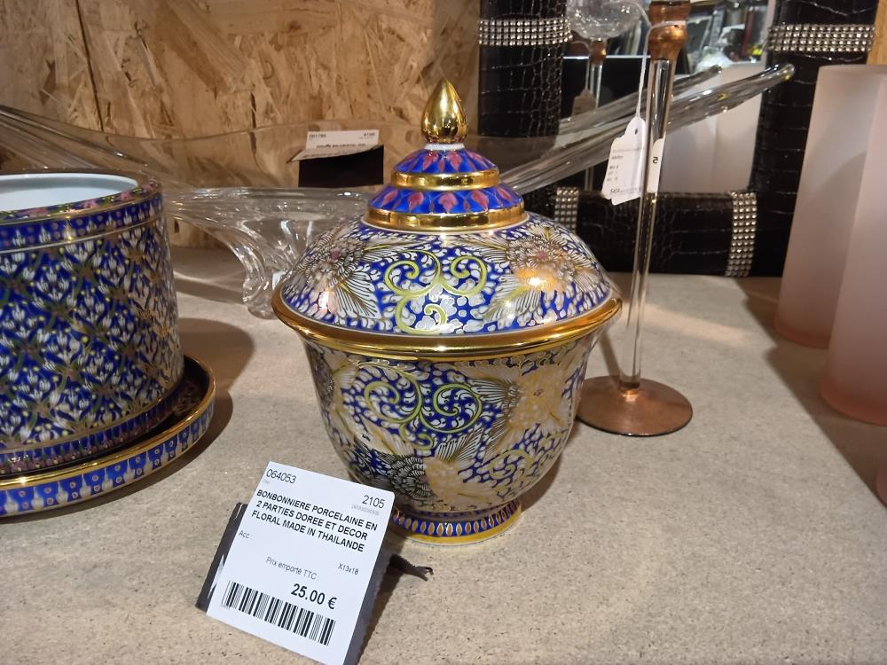 BONBONNIERE PORCELAINE EN 2 PARTIES DOREE ET DECOR FLORAL MADE IN THAILANDE